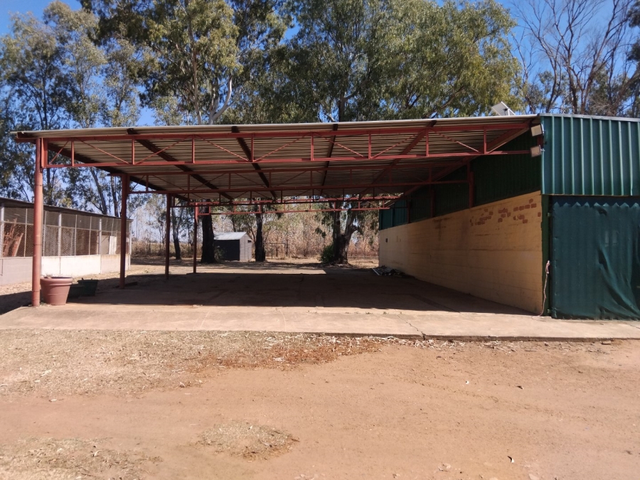 Commercial Property for Sale in Agricultural Holding 400 North West